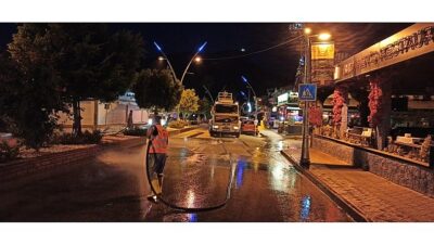 Kemer’deki toz ve toprak olan yollar yıkanıyor