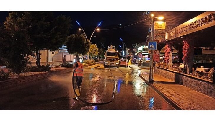 Kemer’deki toz ve toprak olan yollar yıkanıyor
