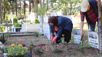 Kocaeli Büyükşehir bayramda vefa geleneğini yeniden sürdürdü; Kabirlere çiçek, gönüllere huzur