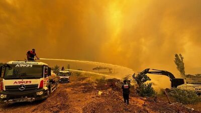 Kocaeli Büyükşehir, komşu Sakarya’nın yardımına koştu; Büyükşehir A Ekibi alevlerin ortasında