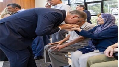 Merhum Başkan Zeyrek’in ailesi ile CHP Lideri Özel taziyeleri kabul etti