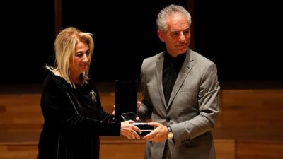 Milletlerarası İzmir Şenliği Açılışında Ege Üniversitesine Plaket