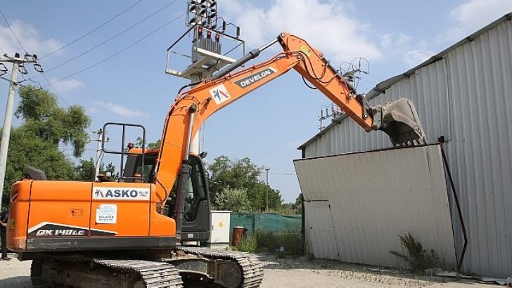 Nilüfer’de kaçak iş yeri yıkıldı