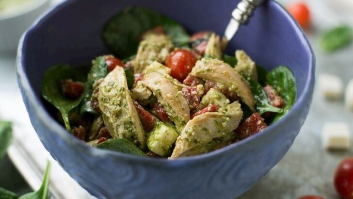 Pesto Soslu Tavuk Salatası Tarifi