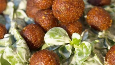 Semizotu Ve Yoğurt Soslu Bayat Ekmek Köftesi