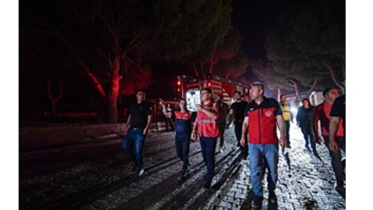 Takımlar Doğanbey’de yerleşim yerlerindeki yangını denetim altına aldı