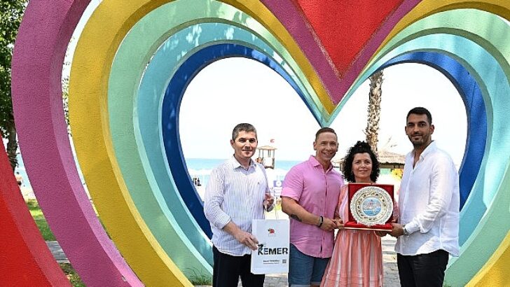20 yıldır Kemer’e gelen Finli ikili teşekkür plaketi