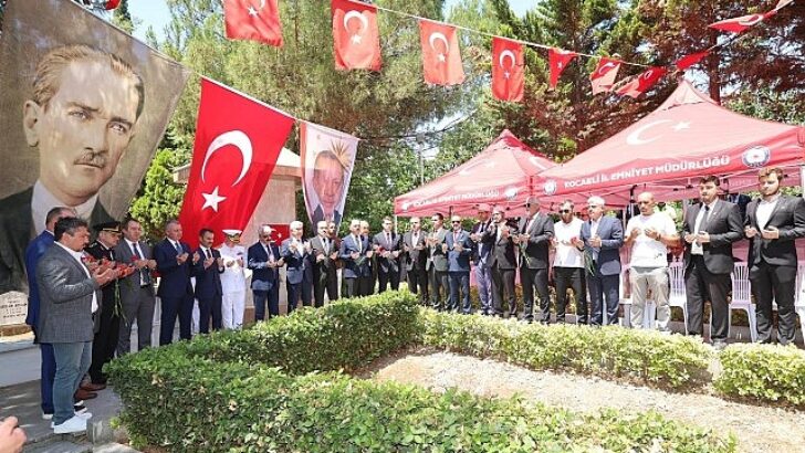 Aktaş ve Büyükakın, dua okudu, karanfil bıraktı