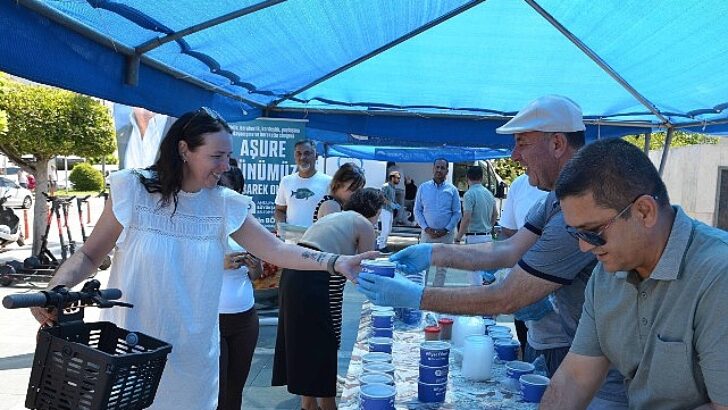 Antalya Büyükşehir Belediyesi klasik aşure ikramlarına başladı