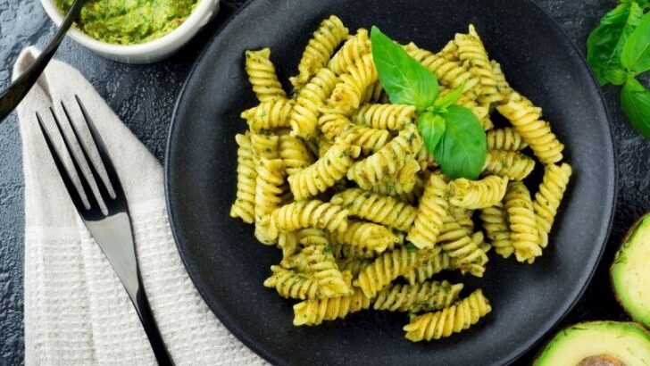 Avokado Ve Kremalı Burgu Makarna Tarifi