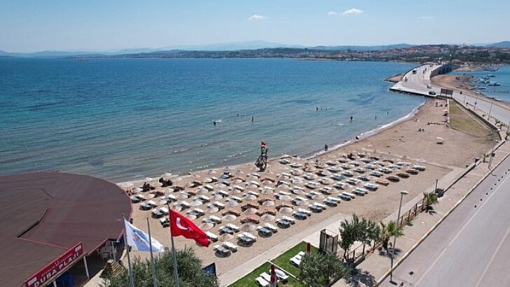 Ayvalık’ta Yaz Kitapla Hoş: “Kitap Plajda!” Projesi Belediye Plajlarında Başlıyor