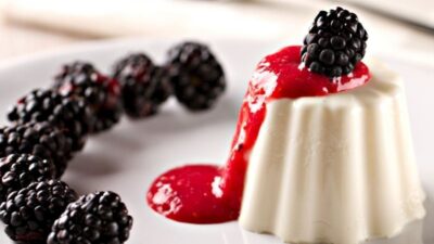 Böğürtlen Soslu Panna Cotta Tarifi