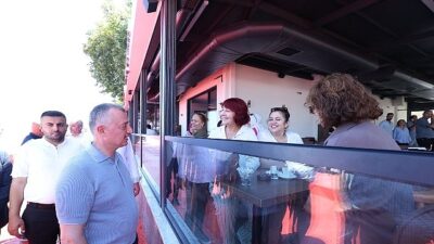 Büyükakın, gençlerle iç içe