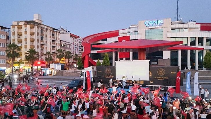 Canik Belediyesi’nin Açık Hava Konser ve Sinema Gecesi coşku dolu anlara sahne oldu.