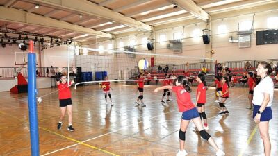 Çiğli’de 7’den 70’e binlerce kursiyerle yaz uzunluğu spor coşkusu