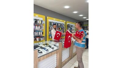 Esnafa ve vatandaşlara binlerce bayrak dağıtıldı