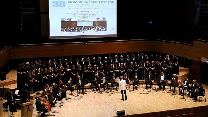EÜ Klasik Türk Müziği Korosu’ndan İzmir Şenliği’nde Unutulmaz Performans