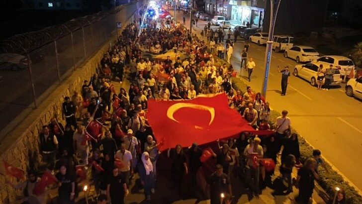 Gölcük, 15 Temmuz Destanı İçin Yeniden Dimdik Ayakta