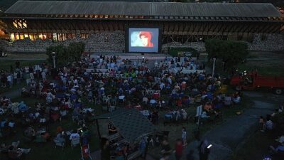Gölcüklülerden açık havada sinema gösterimine ağır ilgi