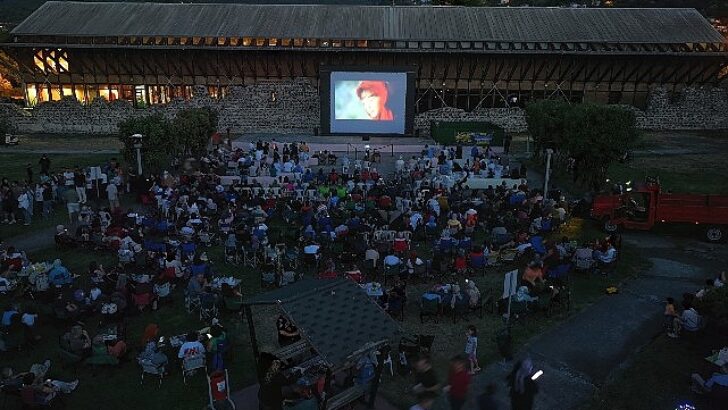 Gölcüklülerden açık havada sinema gösterimine ağır ilgi