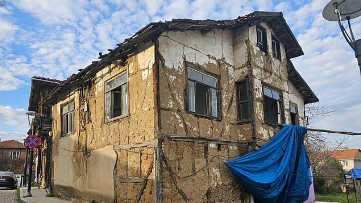 Gölcük’te Korunması Gereken Kültür Varlığı Binanın Onarımı Devam Ediyor