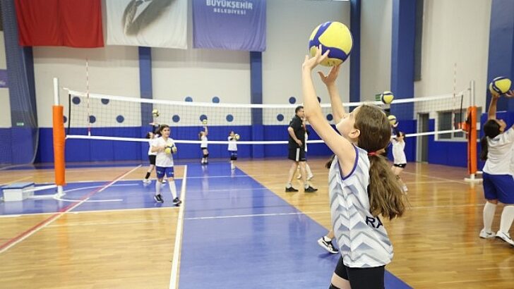 İBB Spor Okulları Yaz Devrinde de On Binlerce Çocuğu Sporla Buluşturuyor