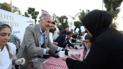 İnegöl’ün Yeni Meydanında Aşure Kazanları Kaynadı