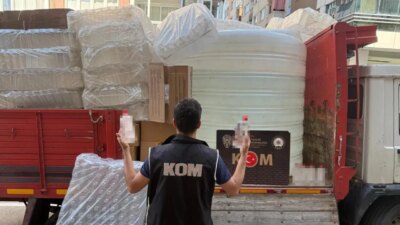 İzmir’de uydurma alkol depolarına baskın: 5 ton ele geçirildi