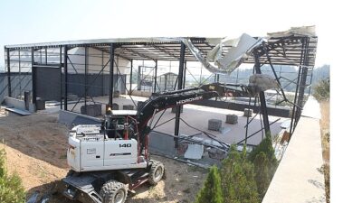 Kayapa’da iki kaçak yapı yıkıldı
