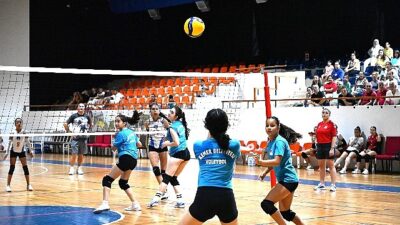 Kemer Belediye Voleybol Ekibi galibiyetle başladı