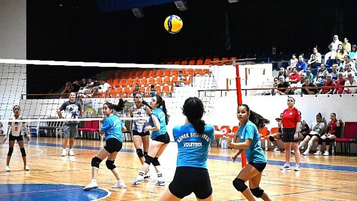 Kemer Belediye Voleybol Ekibi galibiyetle başladı