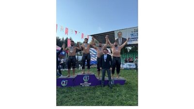 Kemer Belediyesi güreşçileri kürsüye çıktı