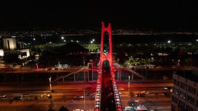 Kocaeli’de üst geçitler al bayrağın renkleriyle ışıldadı