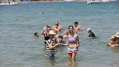 Konak Belediyesi engelli bireyler ve ailelerini denizle buluşturdu