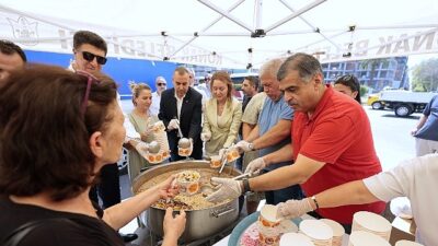 Konak’ta aşure rahmeti: Lider Memnun’dan vatandaşlara ikram