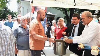 Lider Aydın vatandaşlara aşure dağıttı