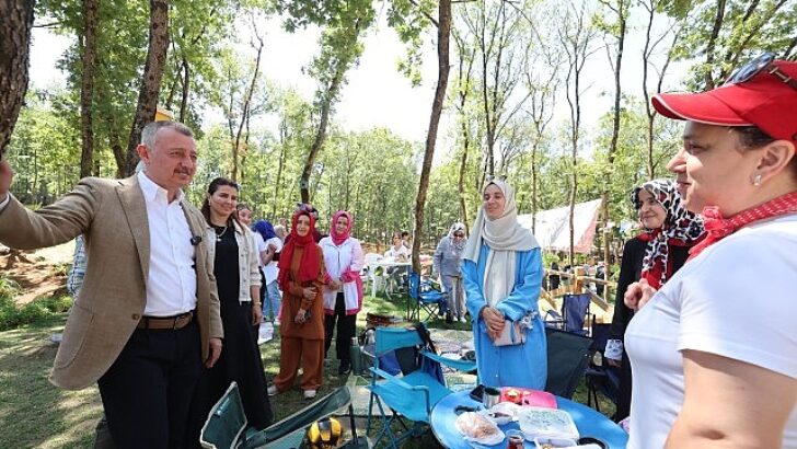 Lider Büyükakın, Gebze’de annelerin pikniğine katıldı