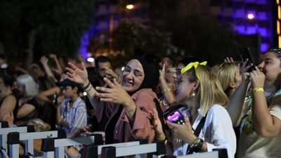 Lider Çerçioğlu’ndan Kuşadası’nda Müzik Dolu Gece