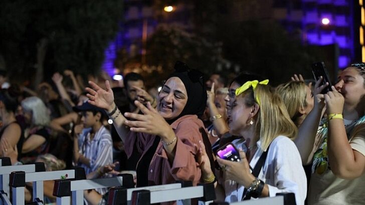 Lider Çerçioğlu’ndan Kuşadası’nda Müzik Dolu Gece