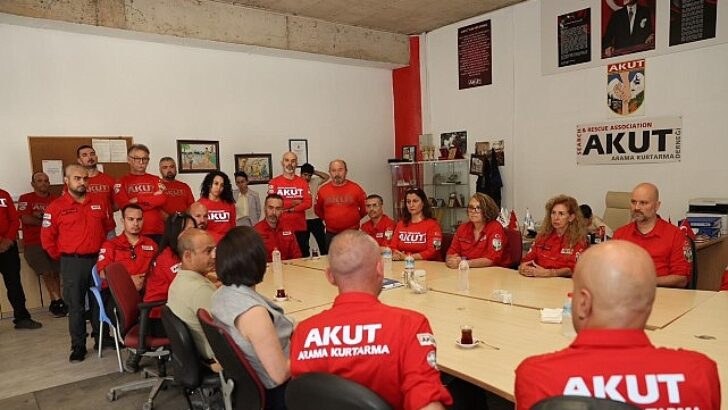 Lider Kınay’dan AKUT İzmir Grubuna Taziye Ziyareti
