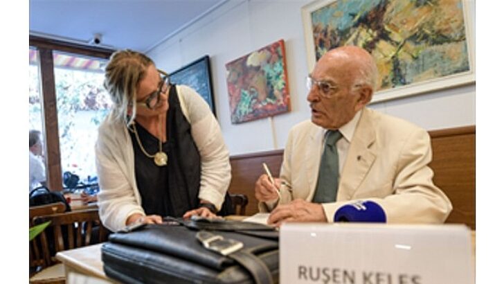 Lider Tugay Prof. Dr. Ruşen Keleş’in imza gününe katıldı