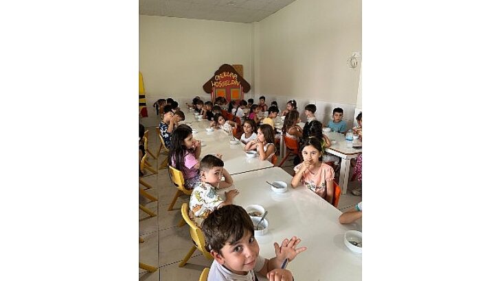 Minik öğrencilere aşure ikramı