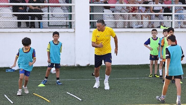 Profesyonel futbolcular geleceğin yıldızlarına hocalık yaptı
