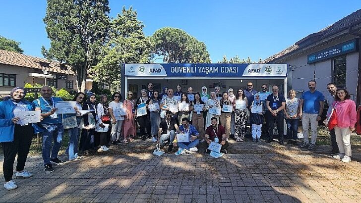 Sarsıntı bölgesi öğretmenlerine afet eğitimi