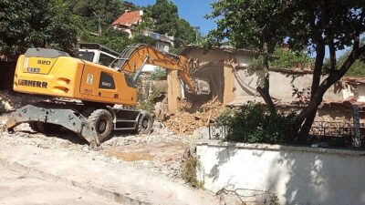 Tehlike saçan metruk binalar yıkıldı