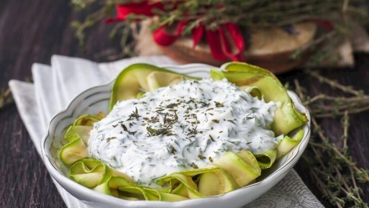 Yazın Ferahlatıcı Ve Nefis Lezzetlerinden: Dereotlu Şehriyeli Kabak Salatası Tarifi