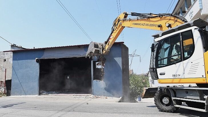 Yüksek tansiyon sınırına yapılan kaçak iş yeri yıkıldı