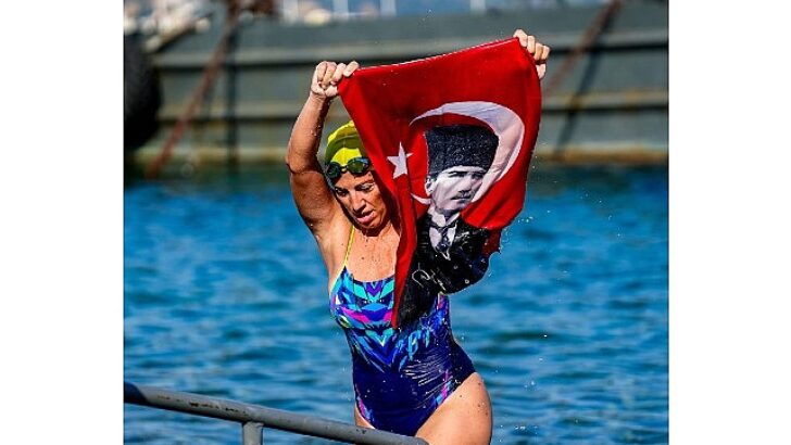 30 Ağustos’ta 30 Saatlik Yüzme Performansı