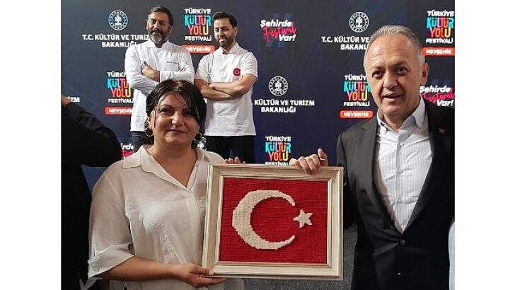 Atölyemizde Dokuduğumuz Türk Bayrağını Armağan Ettik