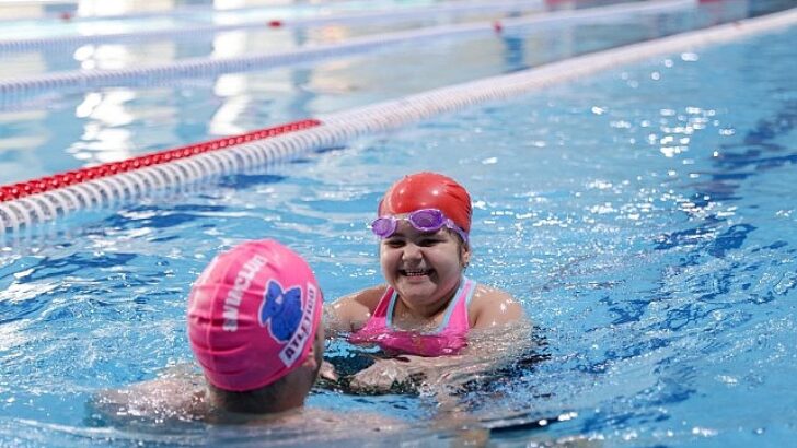 Buca’nın yıldızı Sporium yüzme kursları ile kapılarını açtı